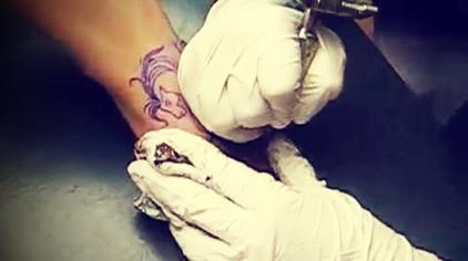 美女在脚上画纹身 西瓜视频