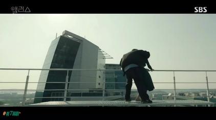 韩剧女主坠楼男主相救 西瓜视频